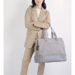 Beis weekender bag in grey!